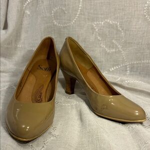 NWOT Sofft nude leather pump